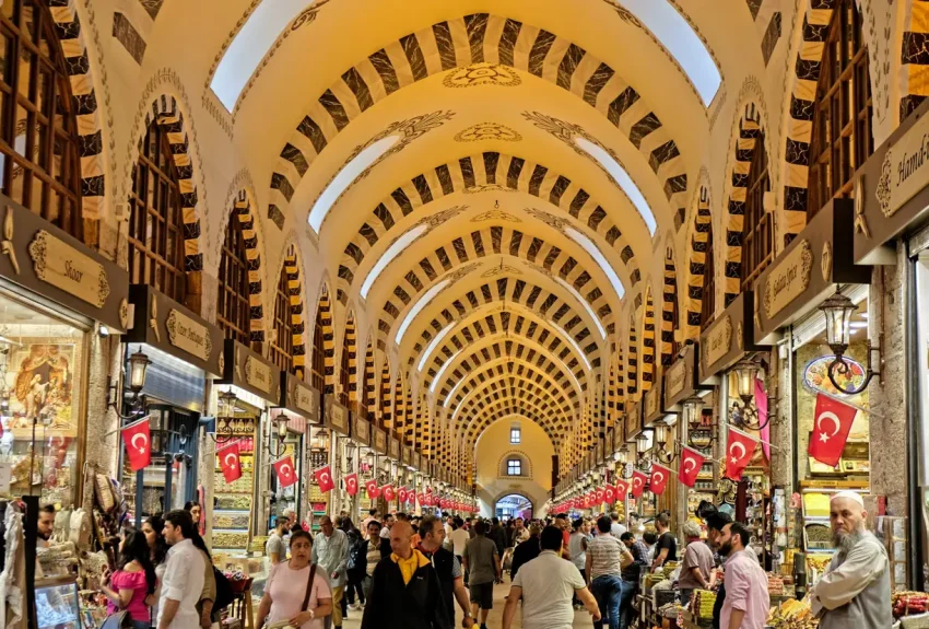 glotty_istanbul-turkey-2018-people-wandering-through-the fun fact Τουρκικά ενηλίκων